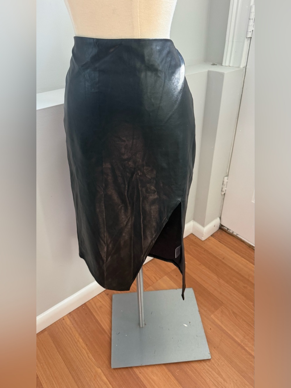Romeo & Juliet Couture Black oAsymmetrical Leather Skirt with Side Slit (3)